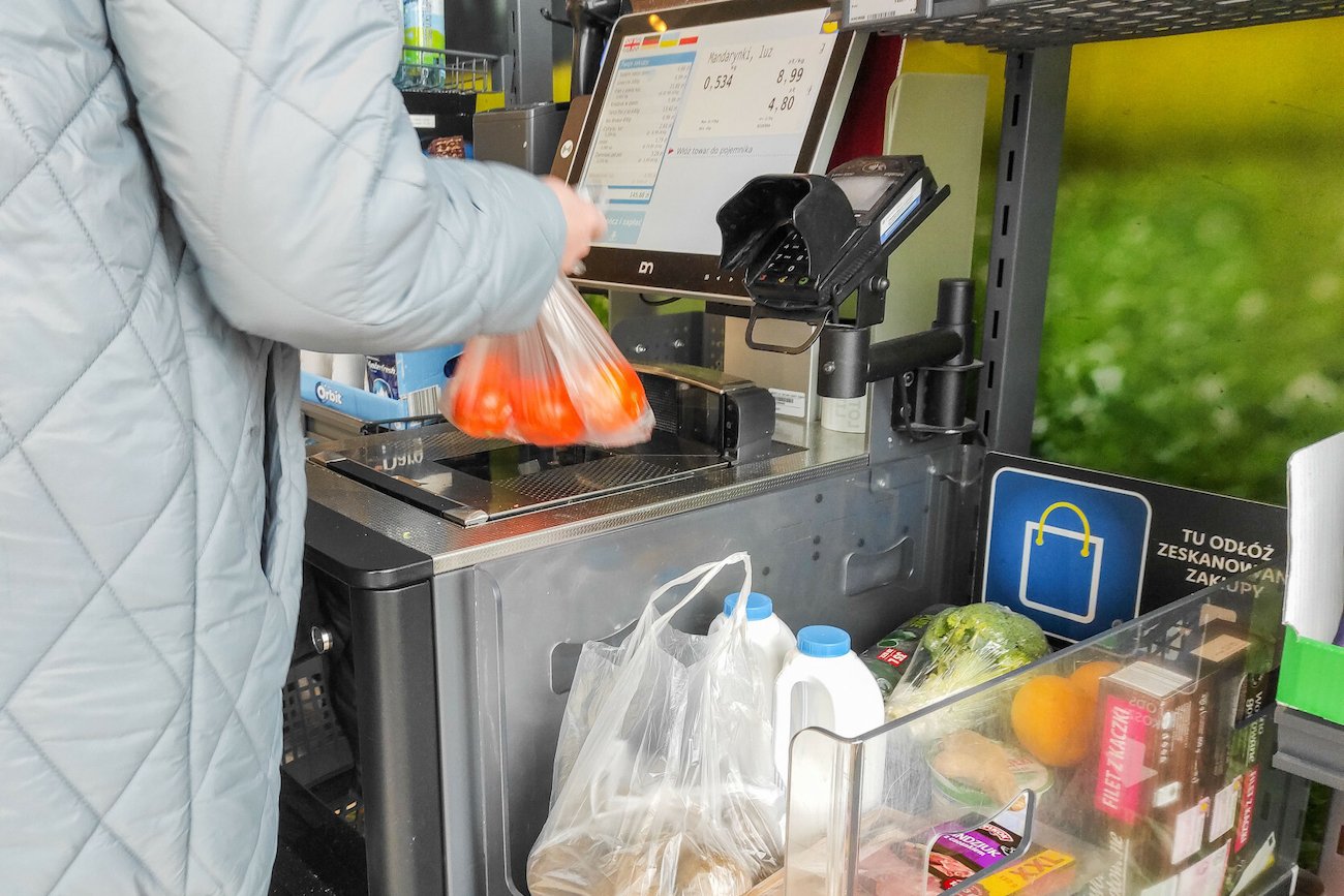 Oszukała w sklepie na kasie samoobsługowej. Grozi jej 8 lat więzienia. (Zdjęcie poglądowe)