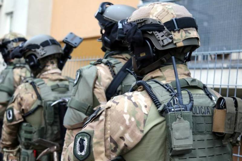 Warszawscy policjanci zatrzymali 16 osób, które miały należeć do zorganizowanej grupy przestępczej przemycającej narkotyki z Holandii.