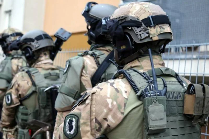 Warszawscy policjanci zatrzymali 16 osób, które miały należeć do zorganizowanej grupy przestępczej przemycającej narkotyki z Holandii.