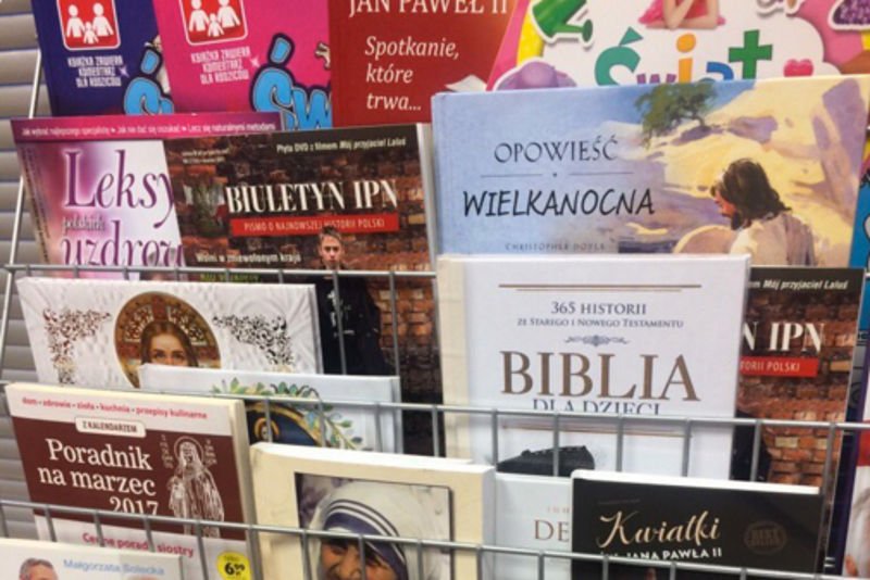 Dziennikarz zwraca uwagę na monotematyczną ofertę Poczty Polskiej.