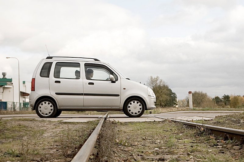 W Puszczykowie dzień po tragedii z udziałem karetki znów auto utknęło na torach kolejowych. Zdjęcie ilustracyjne.