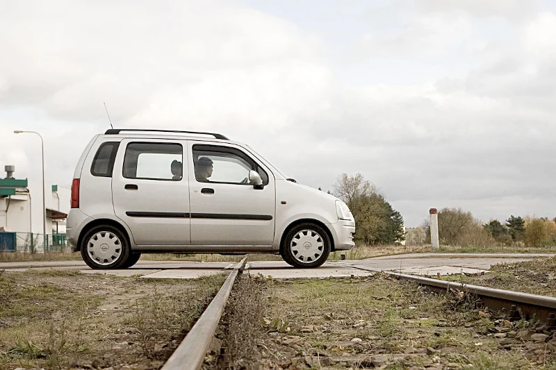 W Puszczykowie dzień po tragedii z udziałem karetki znów auto utknęło na torach kolejowych. Zdjęcie ilustracyjne.
