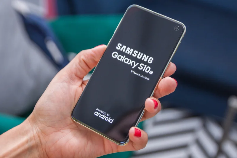 Projektanci Samsung Galaxy S10e zadbali o to, by blisko 6-calowy ekran wypełniał niemal cały przedni panel urządzenia