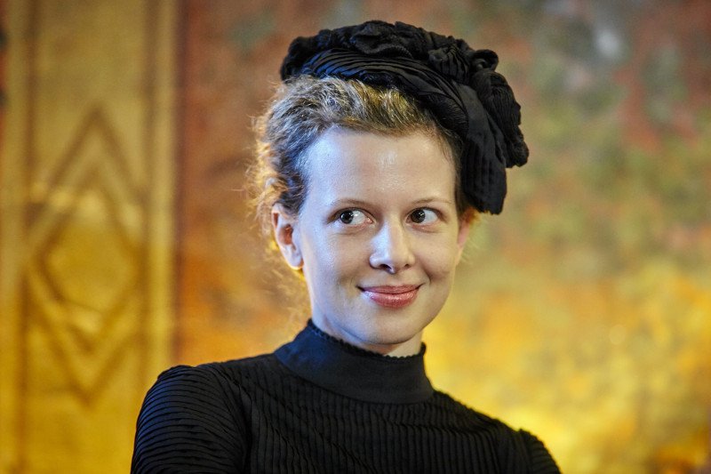 Karolina Gruszka do roli Marii Skłodowskiej-Curie musiała odświeżyć swój francuski. Aktorka ceni sobie jednak pracę w obcych językach – zdarzało jej się grać po rosyjsku, angielsku, a nawet uzbecku i kazachsku.