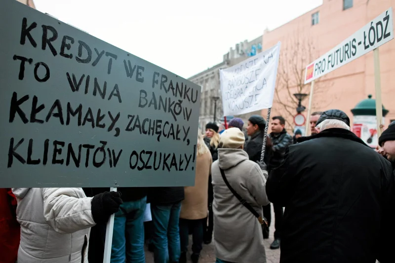 Protest frankowiczów w Łodzi w styczniu 2015 r., gdy frank szwajcarski kosztował ponad 4 zł. Gdy brali kredyt, CHF kosztował często poniżej 2 zł.