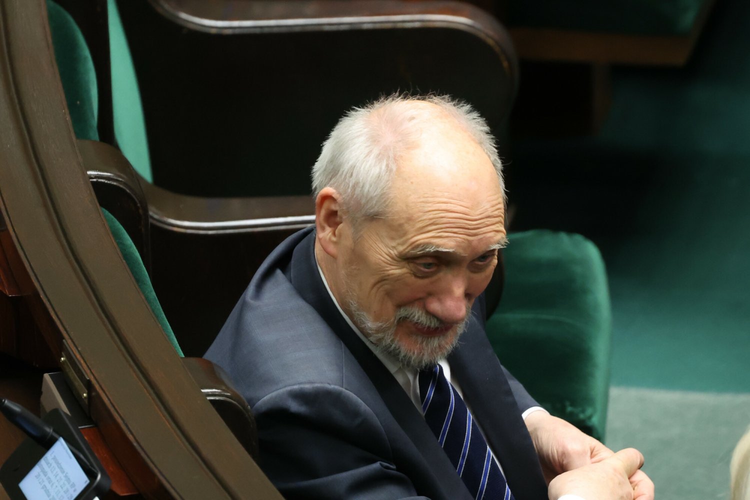 Macierewicz odleciał w sieci. Polityk krytykuje znaną markę