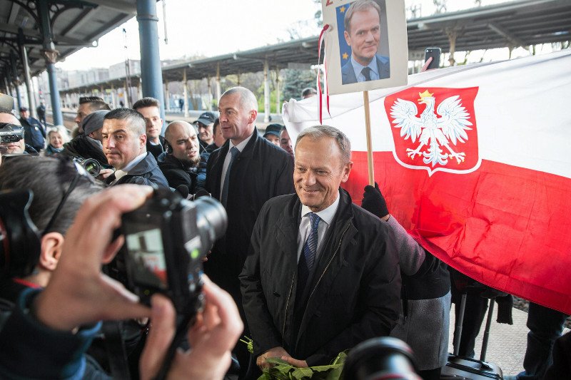 Wystarczył przyjazd Donalda Tuska do kraju, a PiS zaczął mieć problem.