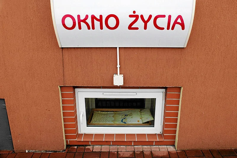 Do okien życia przez niespełna dekadę trafiło w Polsce kilkadziesiąt dzieci.