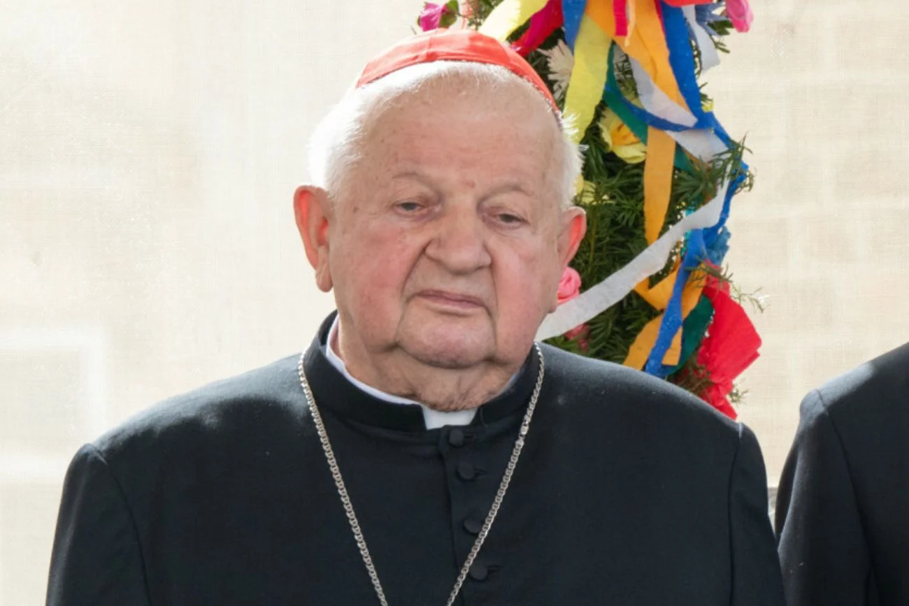 Kardynał Dziwisz mówi, że nie zna pokrzywdzonego. Według oświadczenie pełnomocnika duchownego jest inaczej.