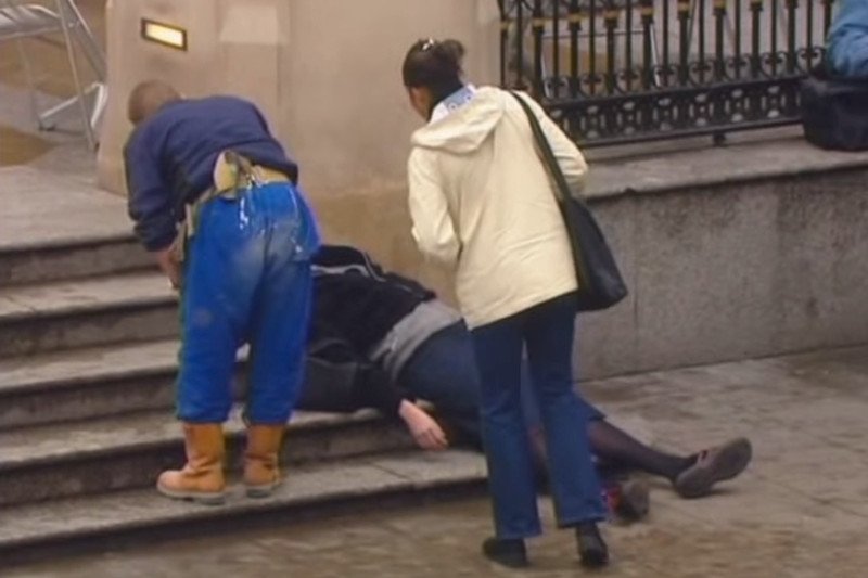 15 osób nie odważyło się powstrzymać gwałciciela. Woleli patrzeć, niż pomóc 30-latce