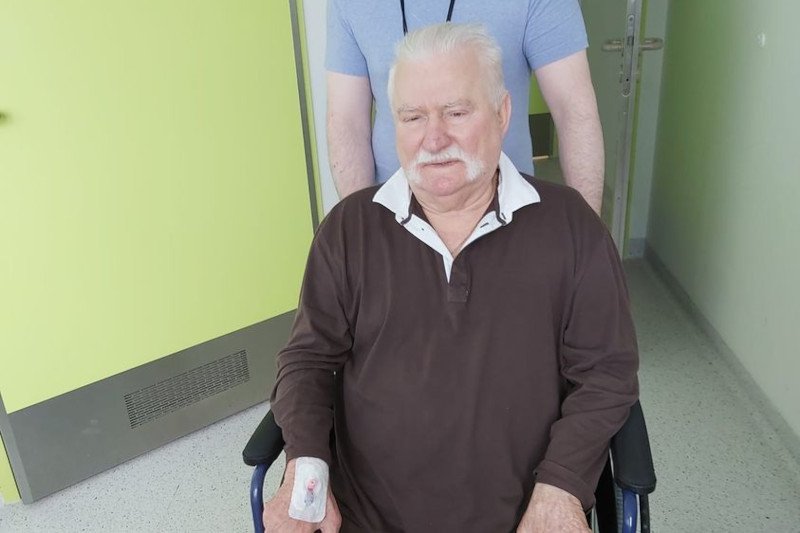 Lech Wałęsa opublikował zdjęcie. "Jeszcze trochę" zostanie w szpitalu