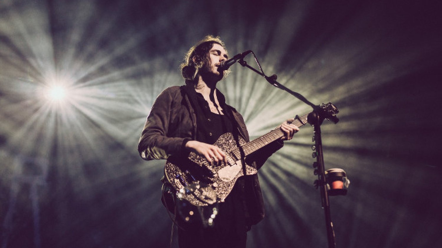 Hozier, chłopak z gitarą, który poruszył cały świat.