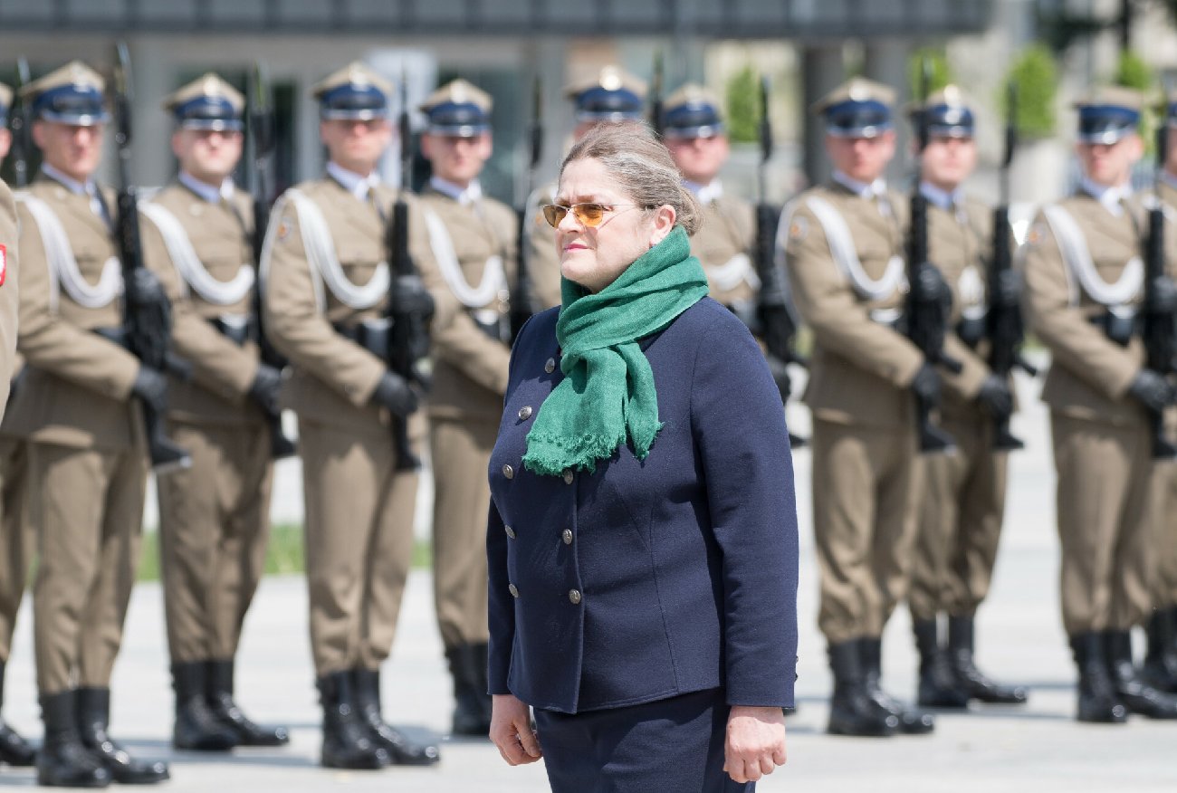 Krystyna Pawłowicz pozuje z bronią. "Nie wiadomo, kiedy może się przydać".