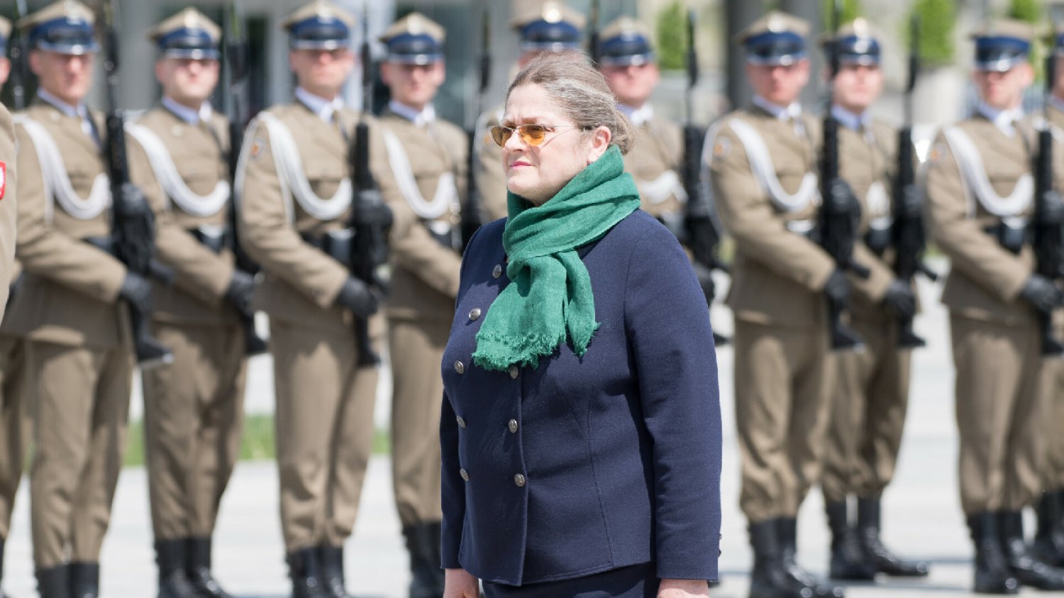 Krystyna Pawłowicz pozuje z bronią. "Nie wiadomo, kiedy może się przydać".