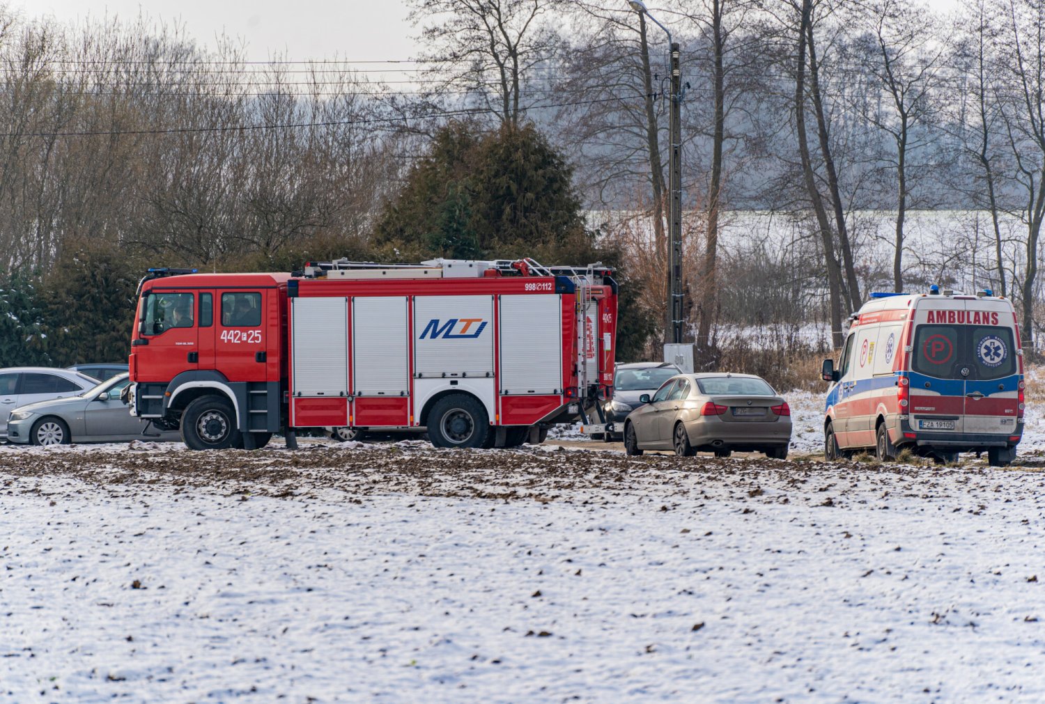 Przez kilka godzin na miejscu zdarzenia pracowali śledczy kryminalistyki, pirotechnicy oraz prokurator, którzy zbierali materiał dowodowy.