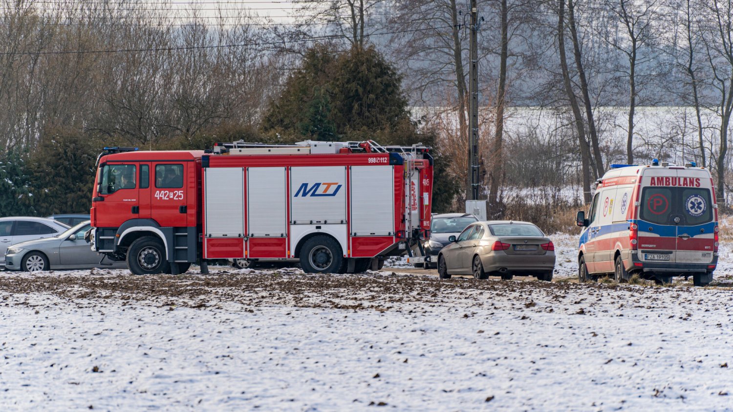 Przez kilka godzin na miejscu zdarzenia pracowali śledczy kryminalistyki, pirotechnicy oraz prokurator, którzy zbierali materiał dowodowy.