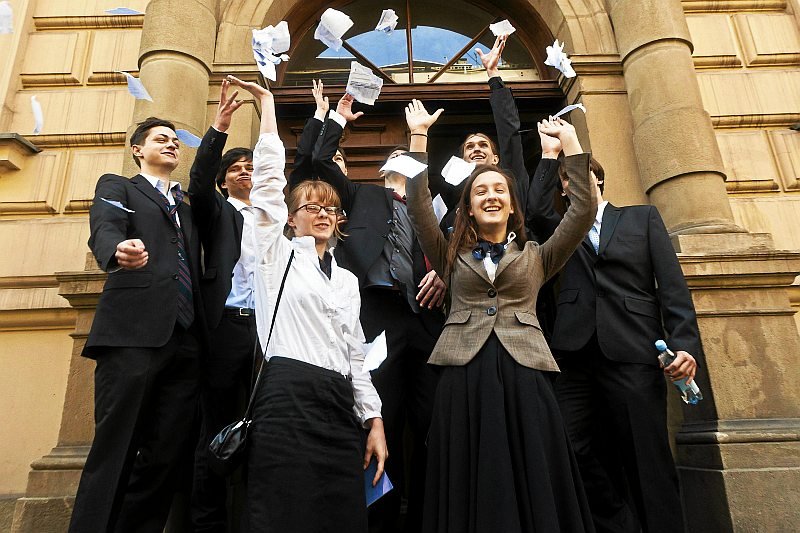 Po maturze na emigrację? Myśli o tym wielu maturzystów.