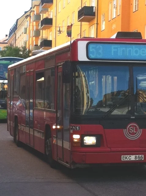 Tęczowe chorągiewki na sztokholmskich autobusach