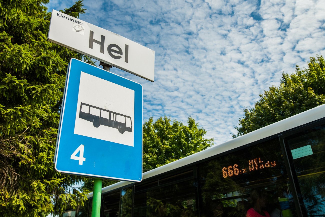 Przez 17 lat na trasie Dębki-Hel jeździł autobus nr 666. Wobec protestów PKS Gdynia ogłosił zmianę linii na nr 669.
