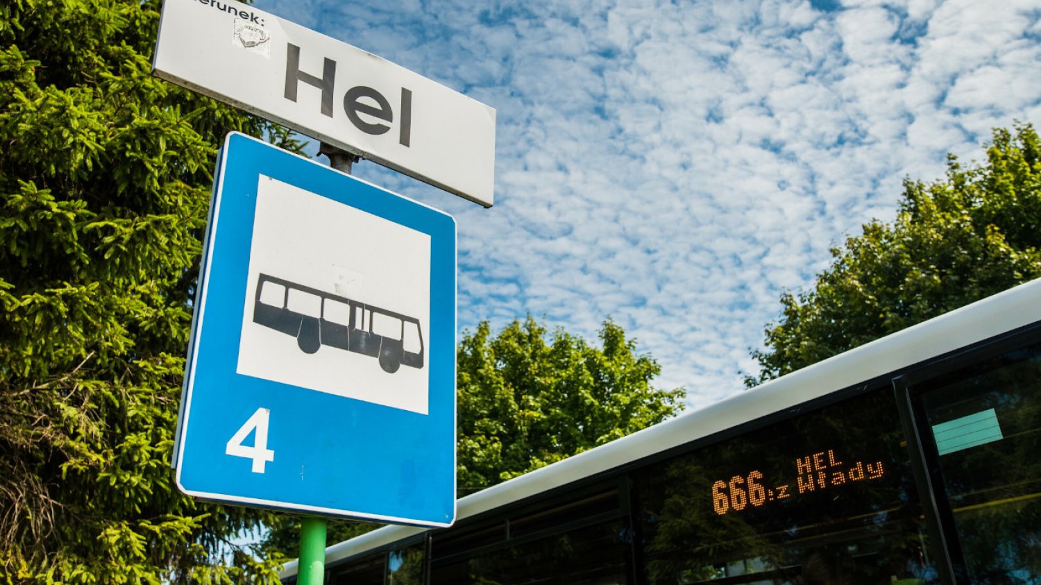 Przez 17 lat na trasie Dębki-Hel jeździł autobus nr 666. Wobec protestów PKS Gdynia ogłosił zmianę linii na nr 669.