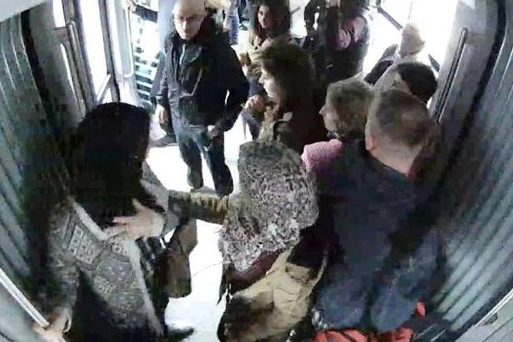 Ten mężczyzna zaatakował muzułmankę w łódzkim tramwaju. Został zatrzymany przez policję dzięki akcji OMZRiK i nagrodzie za wskazanie rasisty.