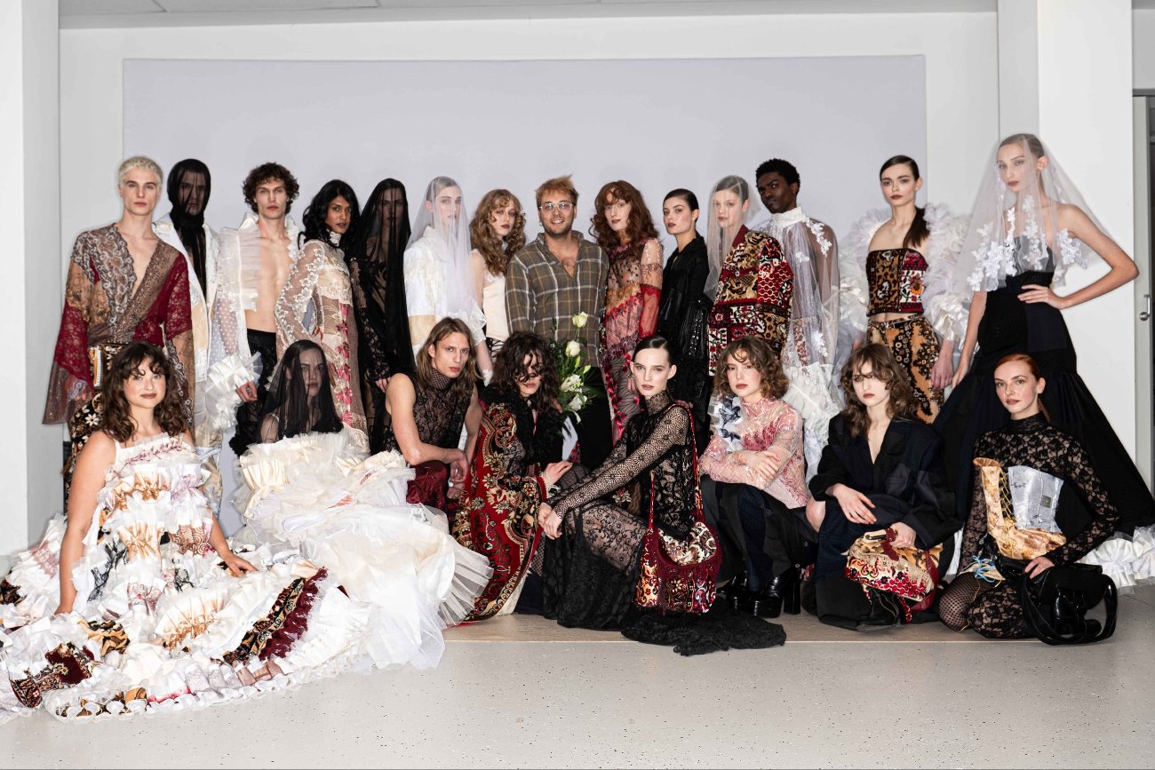 Jackob Buczyński, projektant zrównoważonej mody, po raz kolejny redefiniuje podejście do odzieży z drugiego obiegu. Jego najnowsza kolekcja, w pełni upcyclingowa, powstała we współpracy z Wtórpol – jedną z największych sortowni odzieży używanej w Europie.