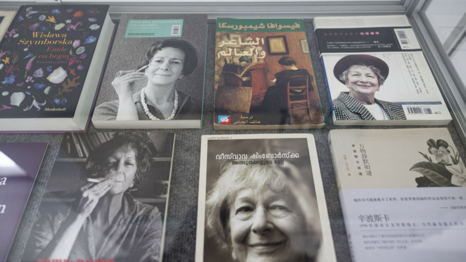 Eksperyment z Wisławą Szymborską oburzył ludzi. Czym to grozi? Trzech ekspertów ocenia dla nas "wywiad" z AI.
