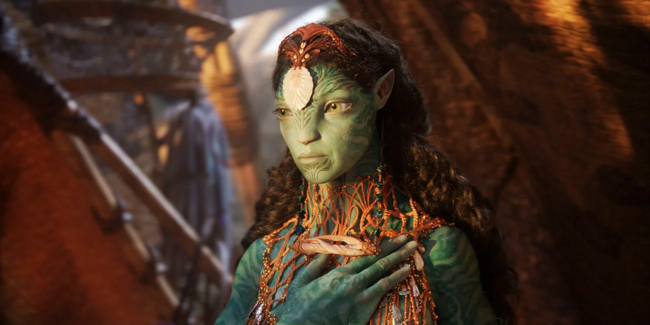 Neytiri (Zoe Saldana) w filmie "Avatar: Istota wody".