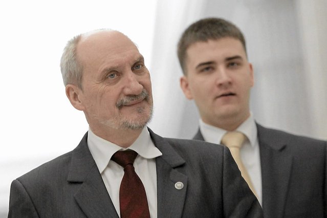 W dniu rozpoczęcia prac przez podkomisję smoleńską Ministerstwo Obrony Narodowej nadal nie wie, czy, ile i którym jej członkom będzie płacić (od lewej: minister Antoni Macierewicz i rzecznik Bartłomiej Misiewicz).