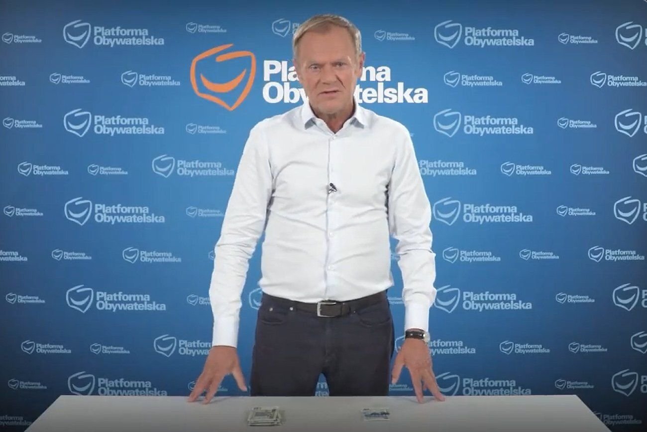 Donald Tusk pokazał, jak władza PiS dzieli się pieniędzmi z ludźmi.
