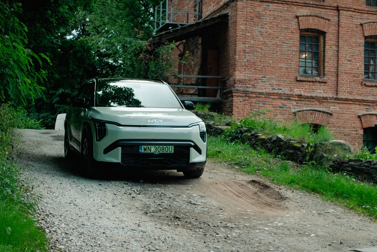 Czas spędzony w tym aucie jest jak... wakacje pod gruszą. Oto KIA EV3