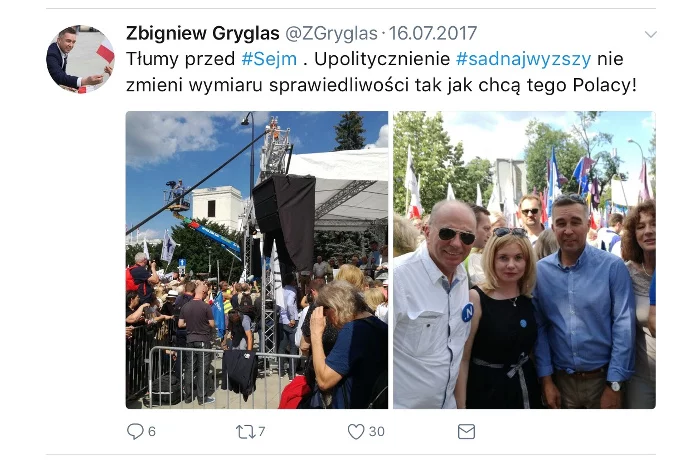 Poseł Zbigniew Gryglas podczas lipcowych protestów pod Sejmem.