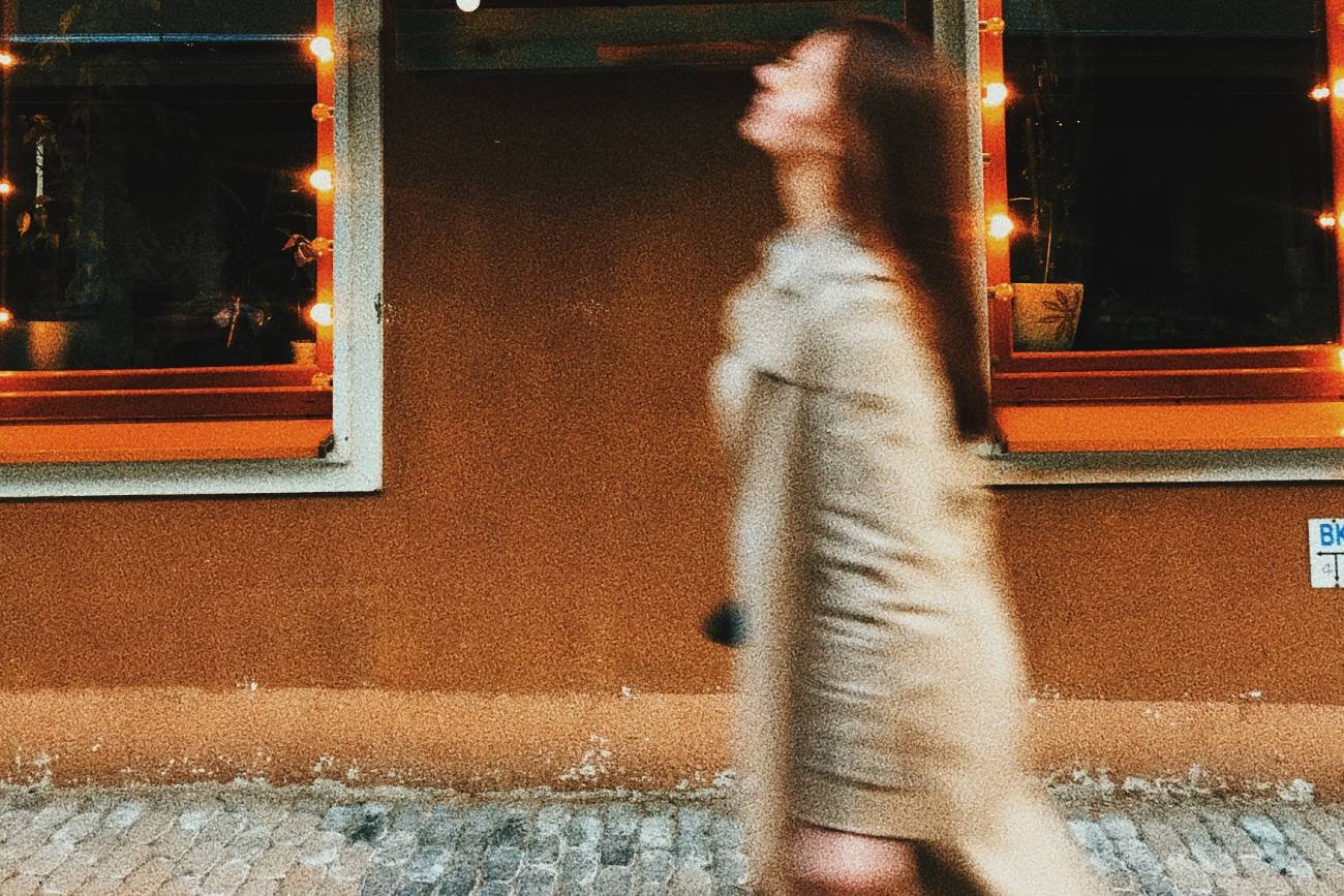 "Silent walking" to trend na odstresowanie. Boomerzy się z niego śmieją