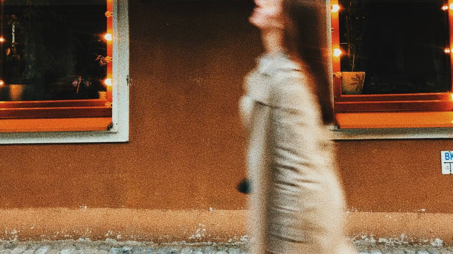 "Silent walking" to trend na odstresowanie. Boomerzy się z niego śmieją