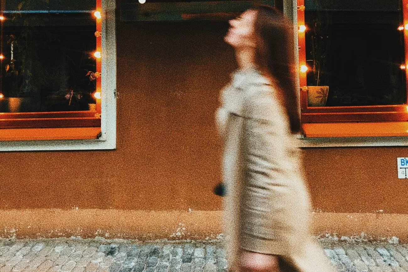 "Silent walking" to trend na odstresowanie. Boomerzy się z niego śmieją