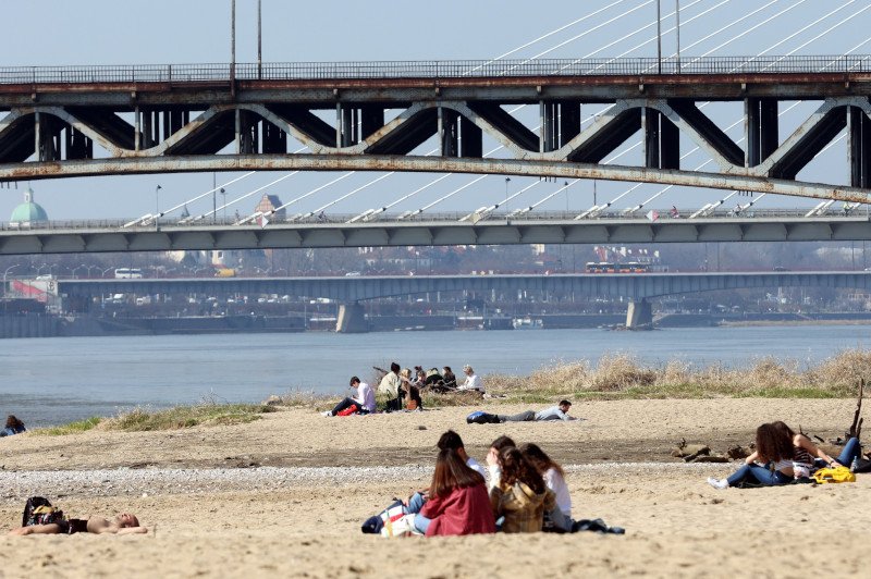 Warszawiacy korzystający ze słonecznej pogody nad Wisłą w środę 31 marca.