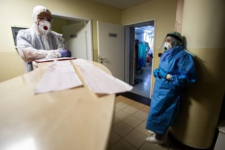 MZ nie ma dobrych wieści dla zwolenników odporności zbiorowej.