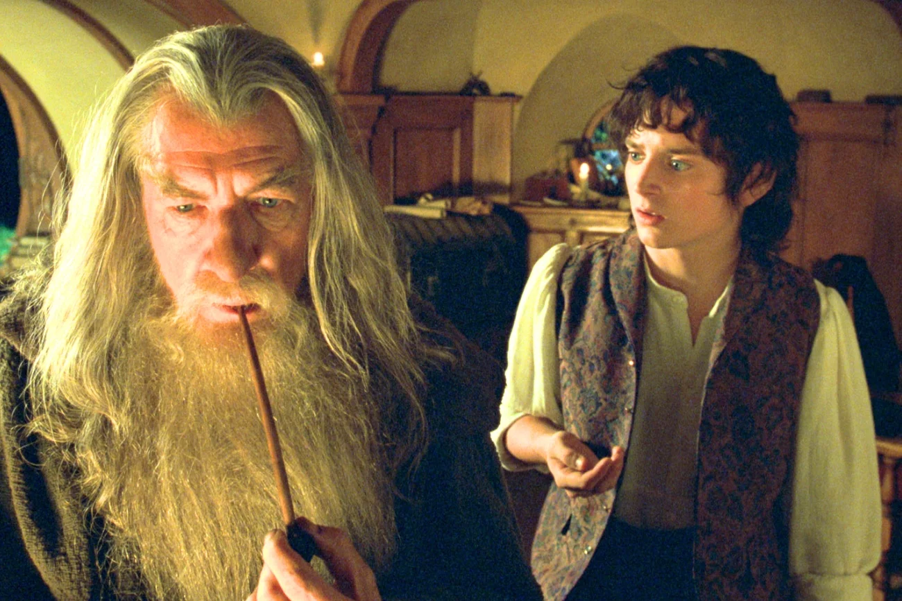 Gandalf ujawnia, kogo jeszcze zobaczymy w nowym "Władcy Pierścieni". Nikt się go nie spodziewa Ian McKellen i Elijah Wood w filmie "Władca Pierścieni: Drużyna Pierścienia"