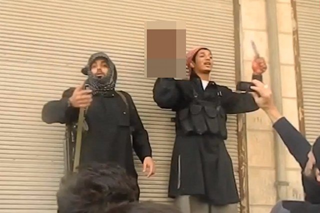 Obciętą głowę Mohammeda Faresa  Islamskie Państwo w Iraku i Lewancie zaprezentowało na ulicy w Aleppo