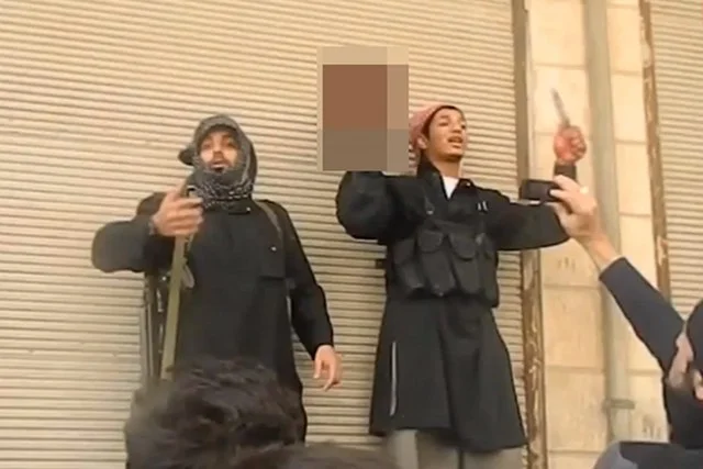 Obciętą głowę Mohammeda Faresa Islamskie Państwo w Iraku i Lewancie zaprezentowało na ulicy w Aleppo