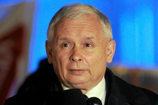 Marszałek Brudziński wzywa, by nie wykorzystywać politycznie samopodpalenia mężczyzny przeciwko PiS. Tymczasem Jarosław Kaczyński nie wahał się, by użyć tragedii z 2013 r. do uderzenia w poprzednią władzę.