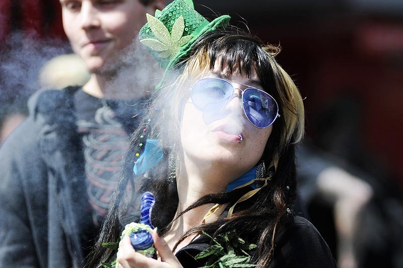 Marihuana powoduje mniej zmian w mózgu, niż alkohol - twierdzą amerykańscy naukowcy. Inni dowodzą jednak, że u nastolatków palących trawkę znacząco spada poziom IQ