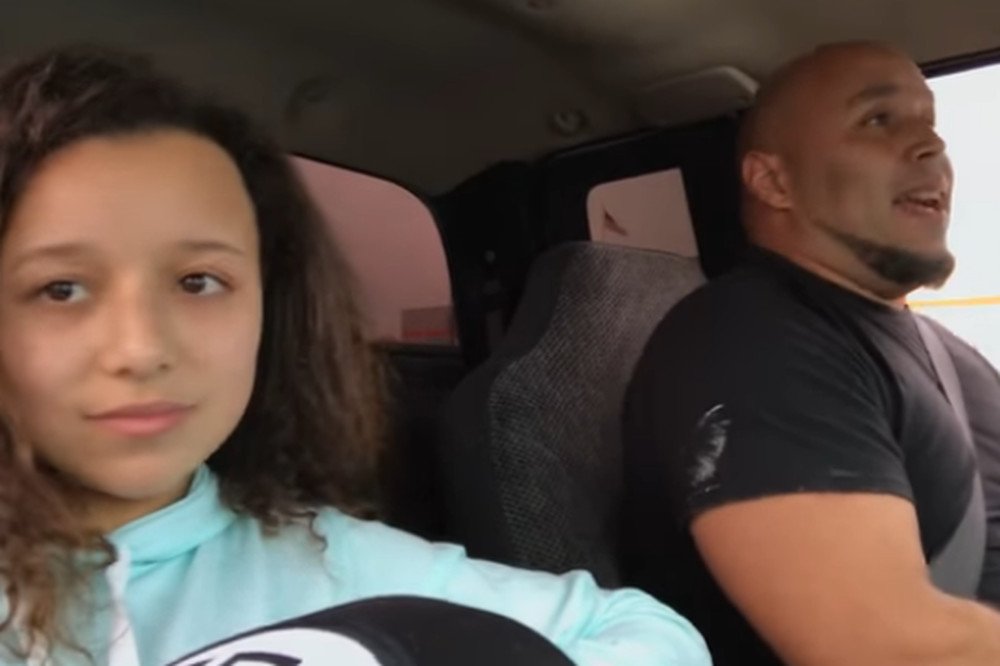 Ten potężny mężczyzna ma iście anielski głos.