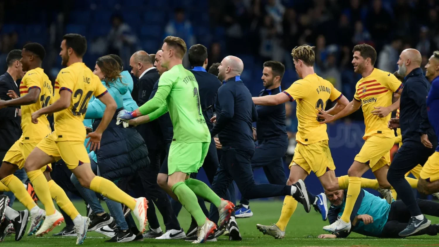Barca mistrzem Hiszpanii. Potem piIłkarze Barcelony uciekali przed kibolami.