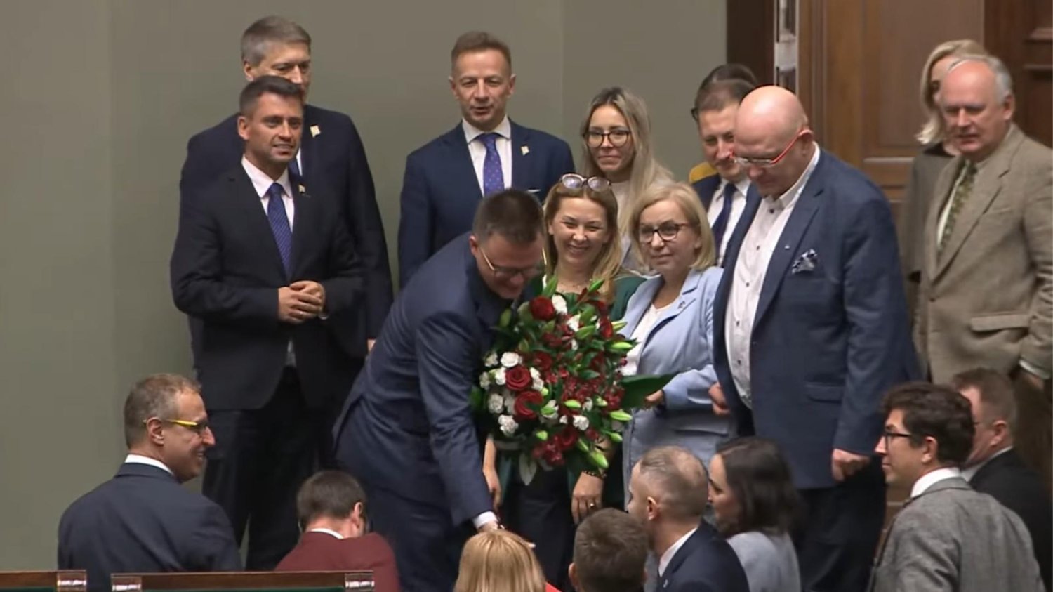 Takie pożegnanie zafundowali Hołowni w Sejmie. Nagle padło słowo "przepraszam". Szymon Hołownia nie będzie już marszałkiem Sejmu