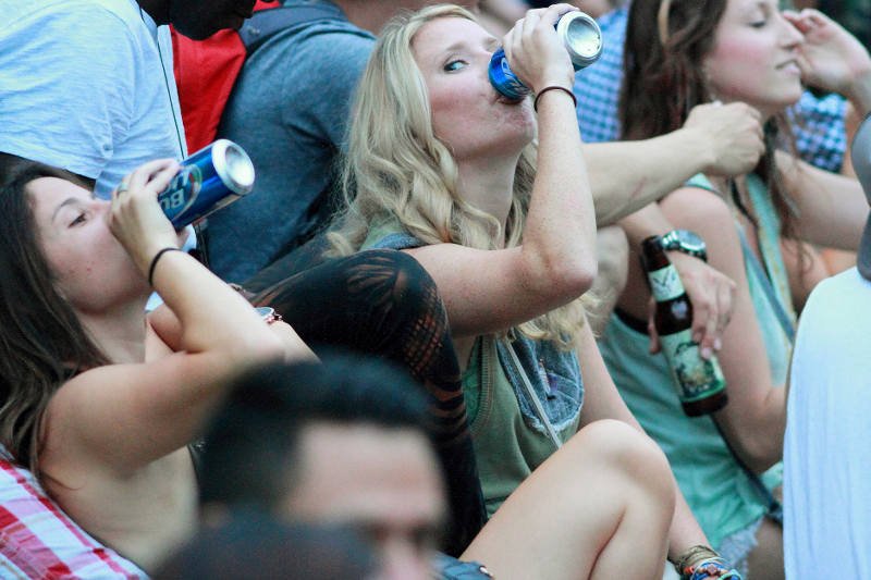 Piwo to najbardziej popularny napój alkoholowy o tej porze roku. Zwłaszcza na koncertach, imprezach na świeżym powietrzu i festiwalach. Mało kto z nas zastanawia się ile kalorii w siebie wówczas wlewamy...