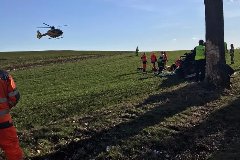 Do tragicznego wypadku doszło w Sichowie pod Wrocławiem, gdzie trzech młodych mężczyzn zginęło na miejscu, a czwarty zmarł w szpitalu