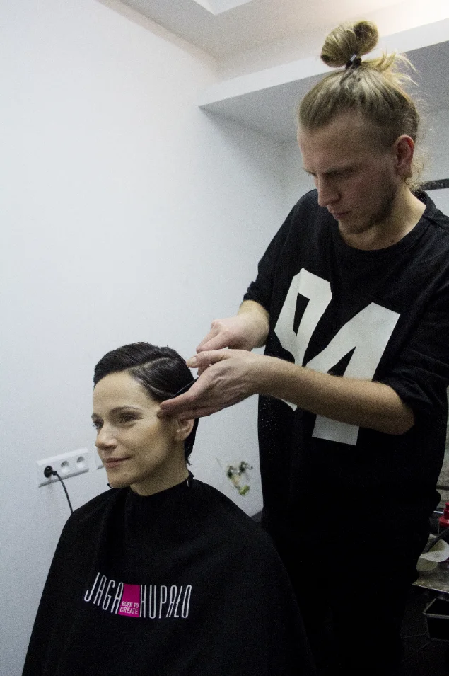 backstage
aktorkę Martę Król stylizuje Starzy Stylista z JAGA HUPAŁO CREATE TEAM / Paweł Przygocki