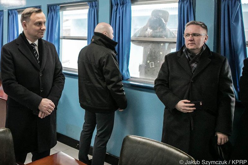 Żołnierz Korei Północnej patrzy na prezydenta Andrzeja Dudę z odległości 30 cm.