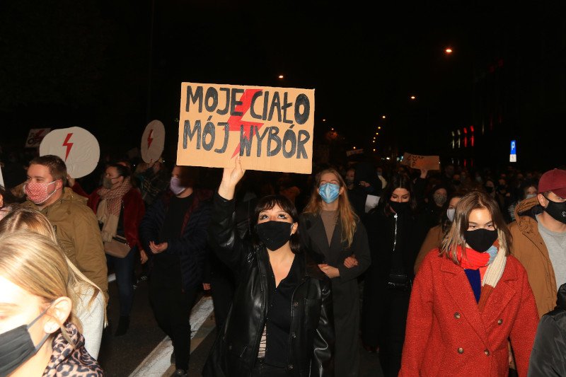 17-letnia Julita została relegowana z katolickiego liceum z powodu udziału w Strajku Kobiet. (zdjęcie ilustracyjne)